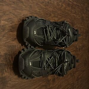 I’m selling Balenciaga black tracks,no box sorry it was thrown away